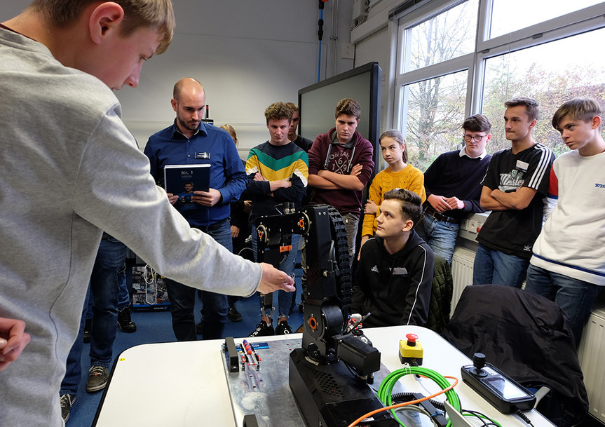 Teams van leerlingen uit het middelbaar ontwikkelen robotsystemen voor een flexibele productie